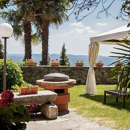 San Salvatore Sleeps 4 With Pool アパート